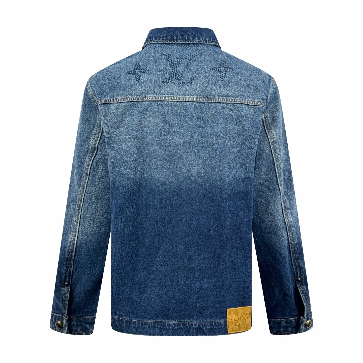 🅿️680 1v 25SS Hubby Gradient Presbyopic Denim Jacket. Original purchase and development for 23,900. The fabric is made of customized indigo thick double-woven cotton. It has high quality and is comfortable and close to the skin. It is based on a subtle gradient from dark blue to light blue. Unique blues artwork. Imperfect perfection. The Monogram Seeds pattern is laid out with a gradient effect. The looming posture quietly emerges and is fully recognizable. The Damier leather label on the back hem is lightly embossed with the LV letters, revealing the noble identity. The longitudinal arrangement of single-breasted buttons becomes the visual guide line, elongating the neck line, adding a delicate buffer between the romance of gradient blue and the toughness of work clothes. The suit is worn for worry-free wear, allowing the wearer to become a walking color narrative. Digital printing technology adopts digital pattern design and prints the pattern directly on the fabric through an inkjet printer to achieve Monogram Seeds operation. The transition is natural. The pattern is clear, using multiple horses and rub sand to rub specific parts with a high-pressure spray gun to achieve a local gradient effect, and then use frosting technology to create a unique texture pattern. The workmanship is extremely complex and time-consuming and labor-intensive. The double process of washing and light frying is to desize and clean the denim material first, and then sand wash to produce a fading effect. The denim jacket is fried through special chemical treatment to give a special contrasting effect. Size:S-M-L-XL